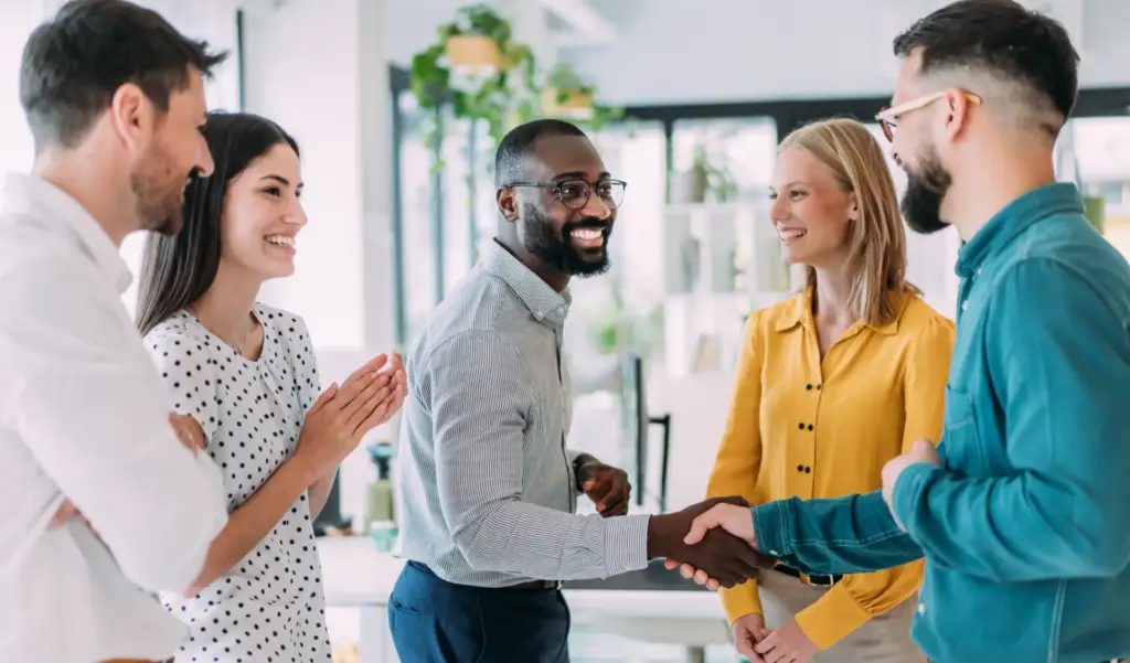 Atelier d’intelligence émotionnelle en entreprise – collaborateurs échangeant en réunion chez TRIMA